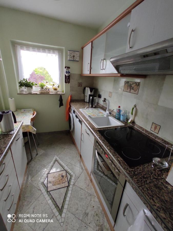 Weltoffenes Privates Gaestezimmer Bei Lgbtq Freundlichen Gastgeber Der Mit In Der Wohnung Lebt Берлин Экстерьер фото