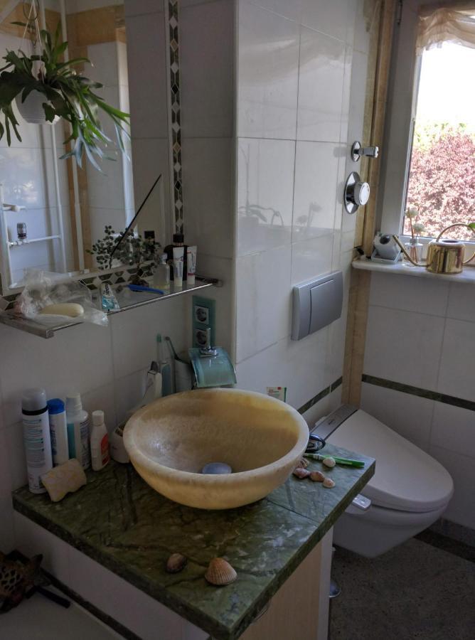 Weltoffenes Privates Gaestezimmer Bei Lgbtq Freundlichen Gastgeber Der Mit In Der Wohnung Lebt Берлин Экстерьер фото