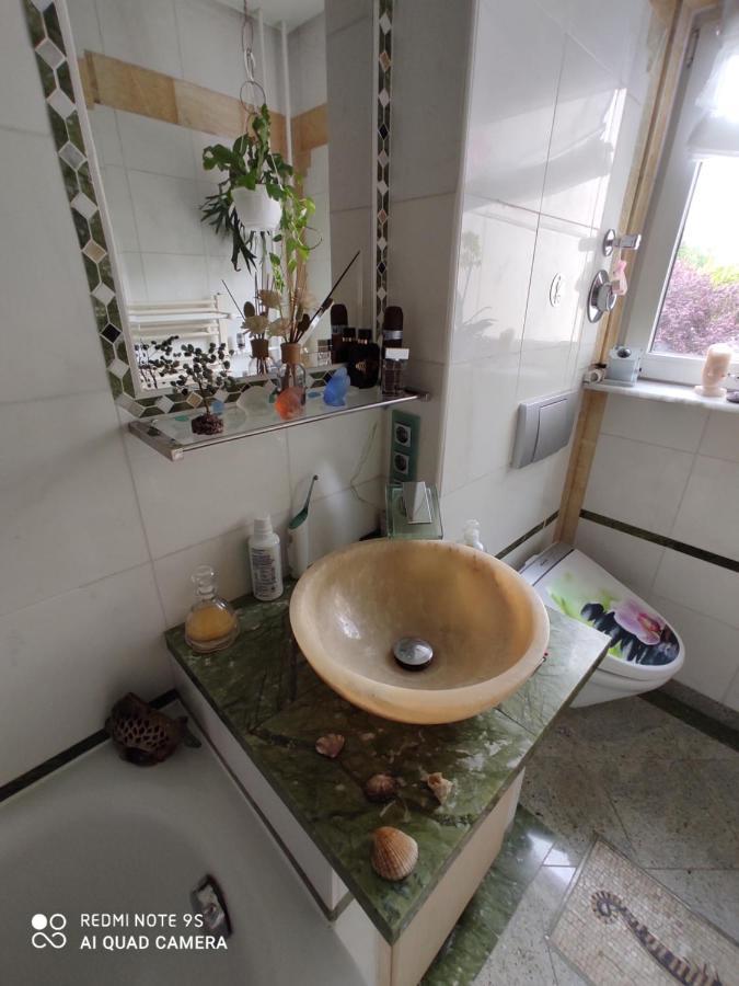 Weltoffenes Privates Gaestezimmer Bei Lgbtq Freundlichen Gastgeber Der Mit In Der Wohnung Lebt Берлин Экстерьер фото