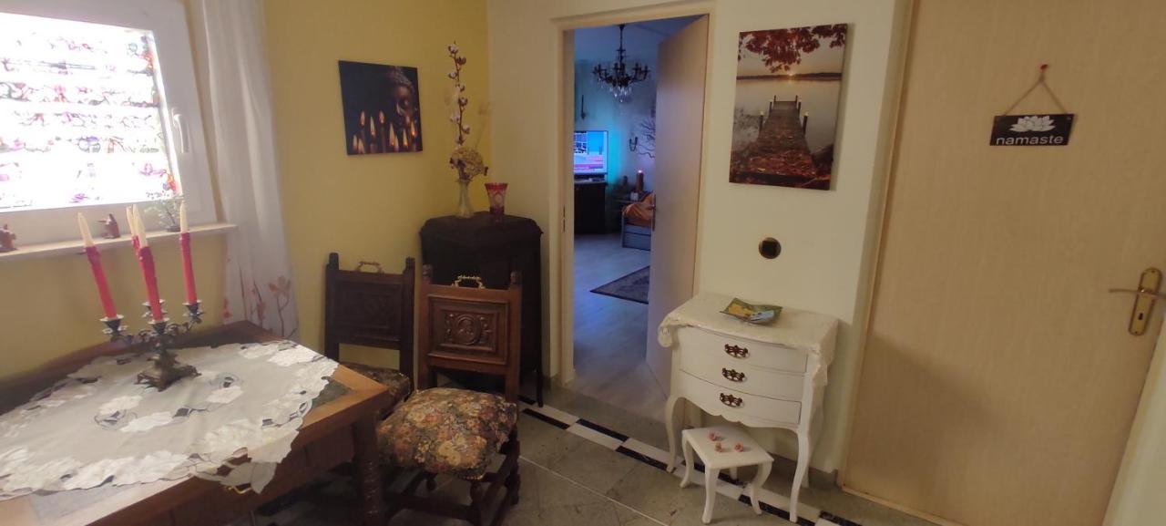 Weltoffenes Privates Gaestezimmer Bei Lgbtq Freundlichen Gastgeber Der Mit In Der Wohnung Lebt Берлин Экстерьер фото