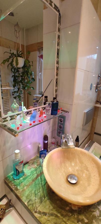 Weltoffenes Privates Gaestezimmer Bei Lgbtq Freundlichen Gastgeber Der Mit In Der Wohnung Lebt Берлин Экстерьер фото