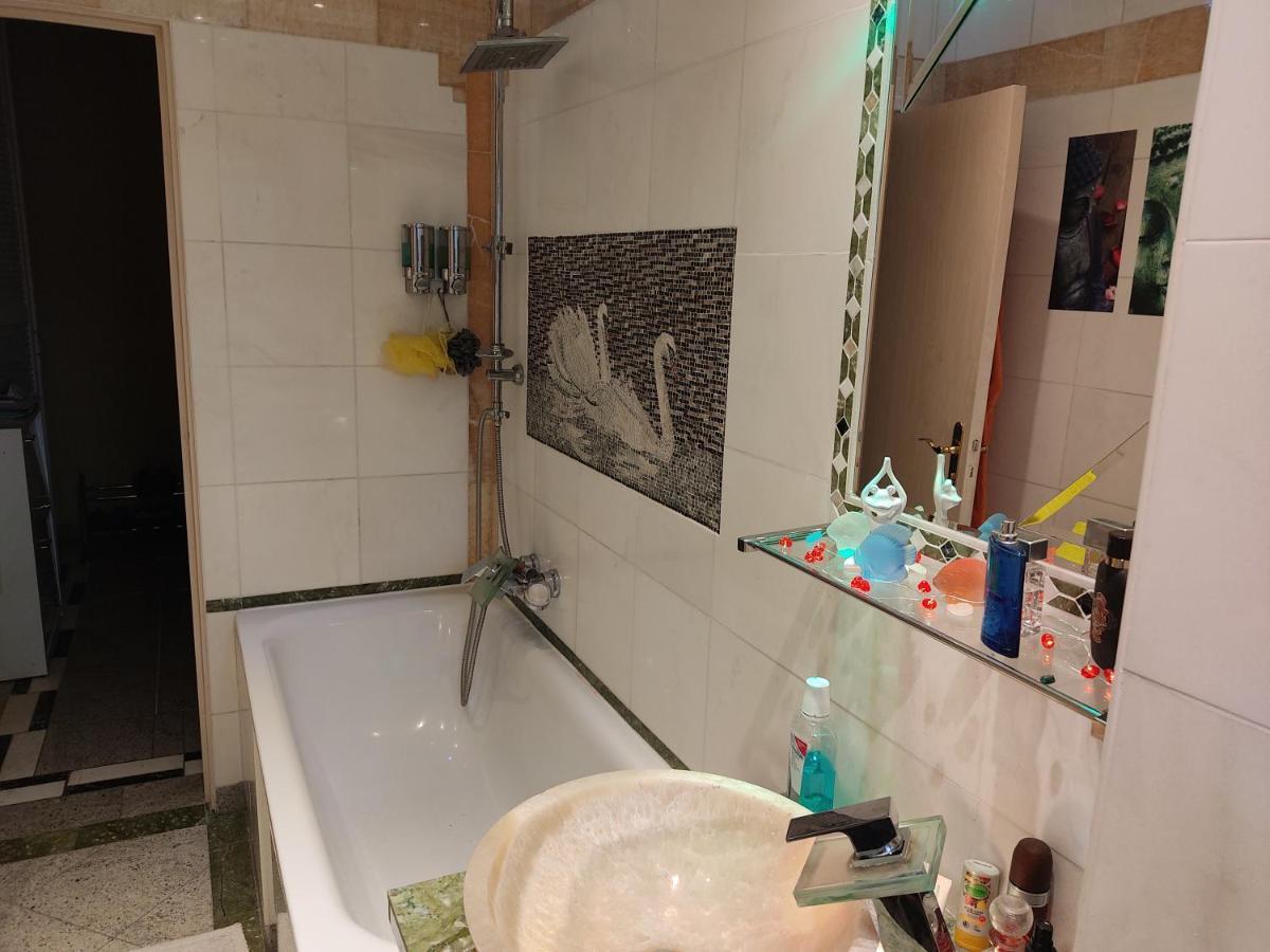 Weltoffenes Privates Gaestezimmer Bei Lgbtq Freundlichen Gastgeber Der Mit In Der Wohnung Lebt Берлин Экстерьер фото
