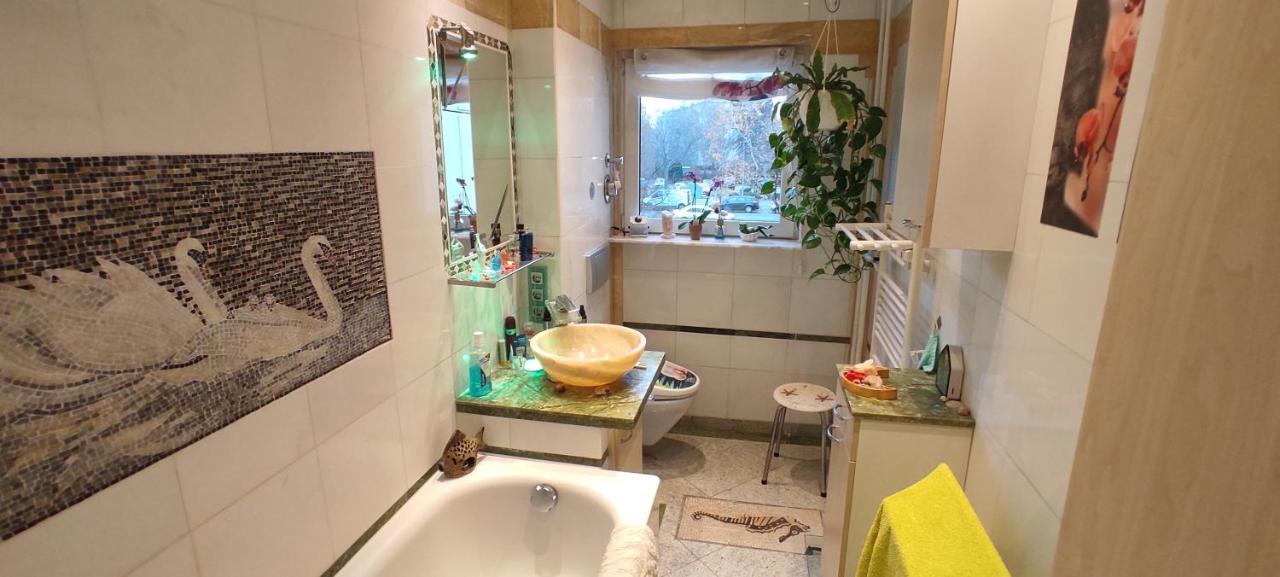 Weltoffenes Privates Gaestezimmer Bei Lgbtq Freundlichen Gastgeber Der Mit In Der Wohnung Lebt Берлин Экстерьер фото
